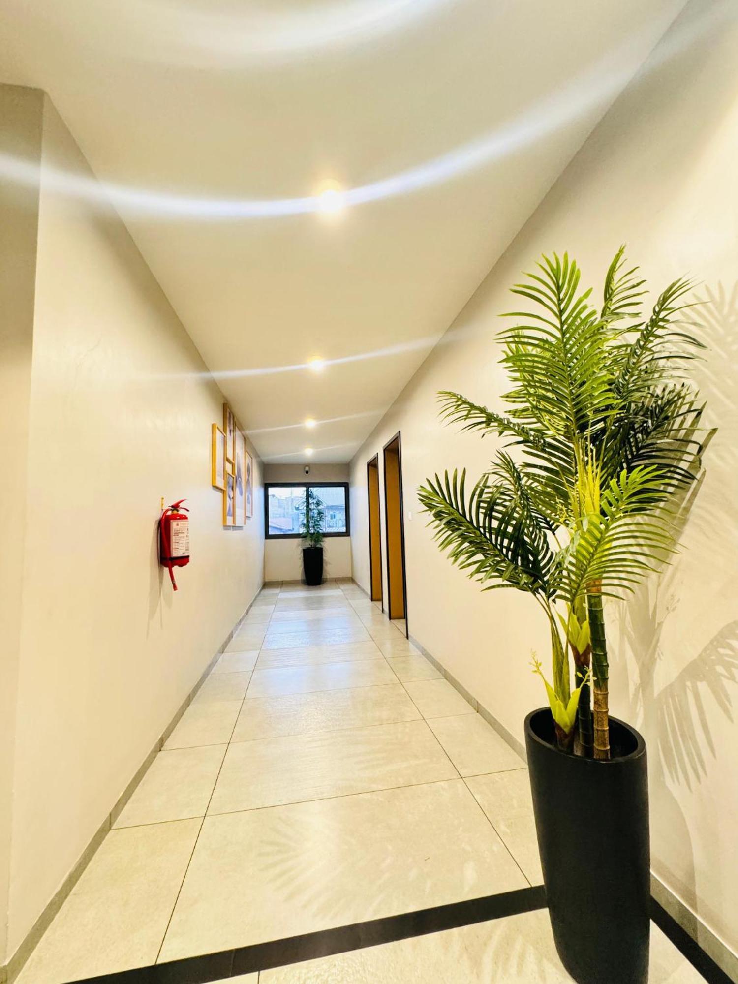Ixoras Hotel Lemba Киншаса Экстерьер фото